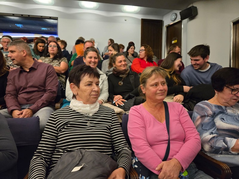 Na fotografii jsou zachyceni usměvaví a natěšení diváci z naší obce, kteří se těší na začátek společného kulturního zážitku.