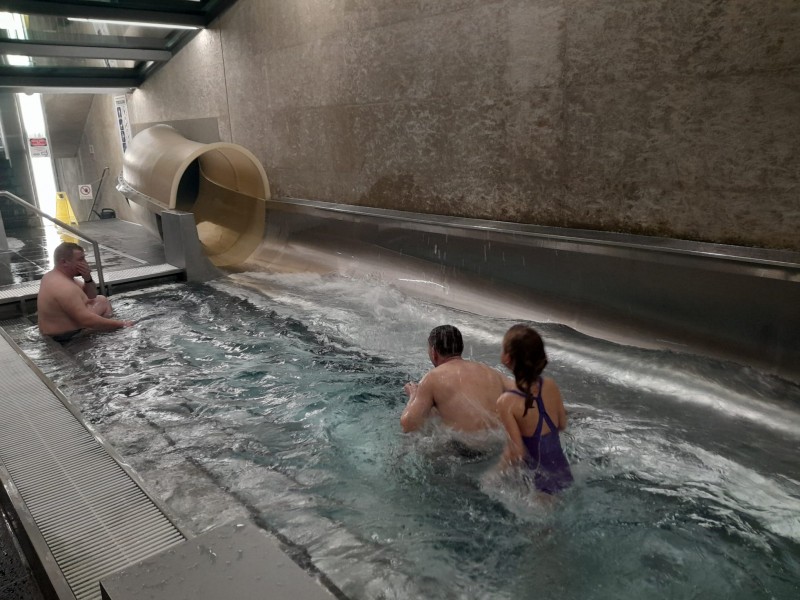 Hurá dolů! Nejen děti si užívali jízdu na tobogánu.