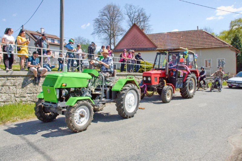 Závěr průvodu patřil ověnčeným traktorům a hasičskému vozu.
