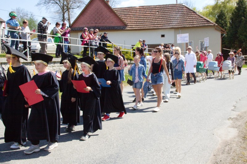 Inženýři a mládež vyrazili v čele průvodu.
