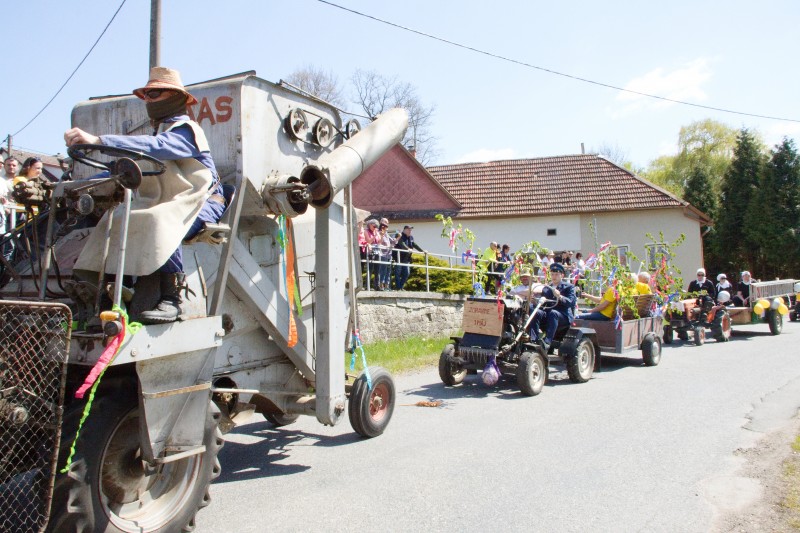 Starý kombajn a další alegorické vozy