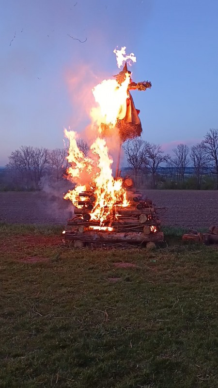Na připravené hranici už čekala čarodějnice, která po setmění vzplála.
